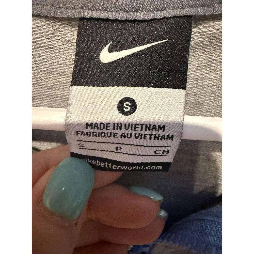 Nike University Of North Carolina Tar Heels Women's Small Sweatshirt